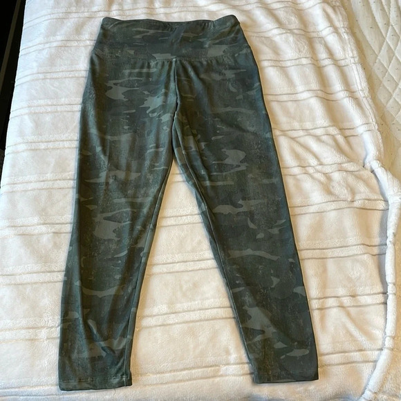 Marika camouflage army green cropped leggings size medium - Picture 1 of 4